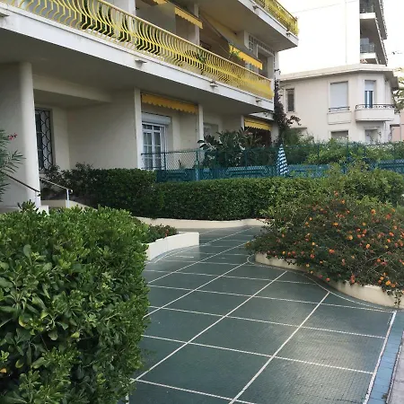 Beachfront Promenade Des *