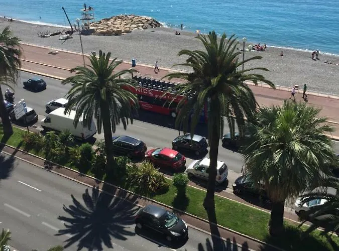 Beachfront Promenade Des Apartment